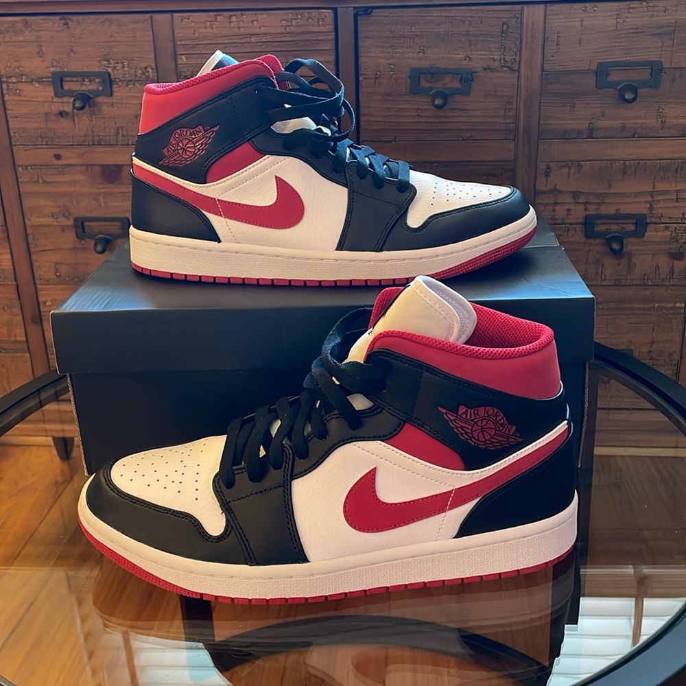 Air Jordan 1 Mid. 554724 122. Men’s 9.5. Lightly worn. Some wear of shoebox.